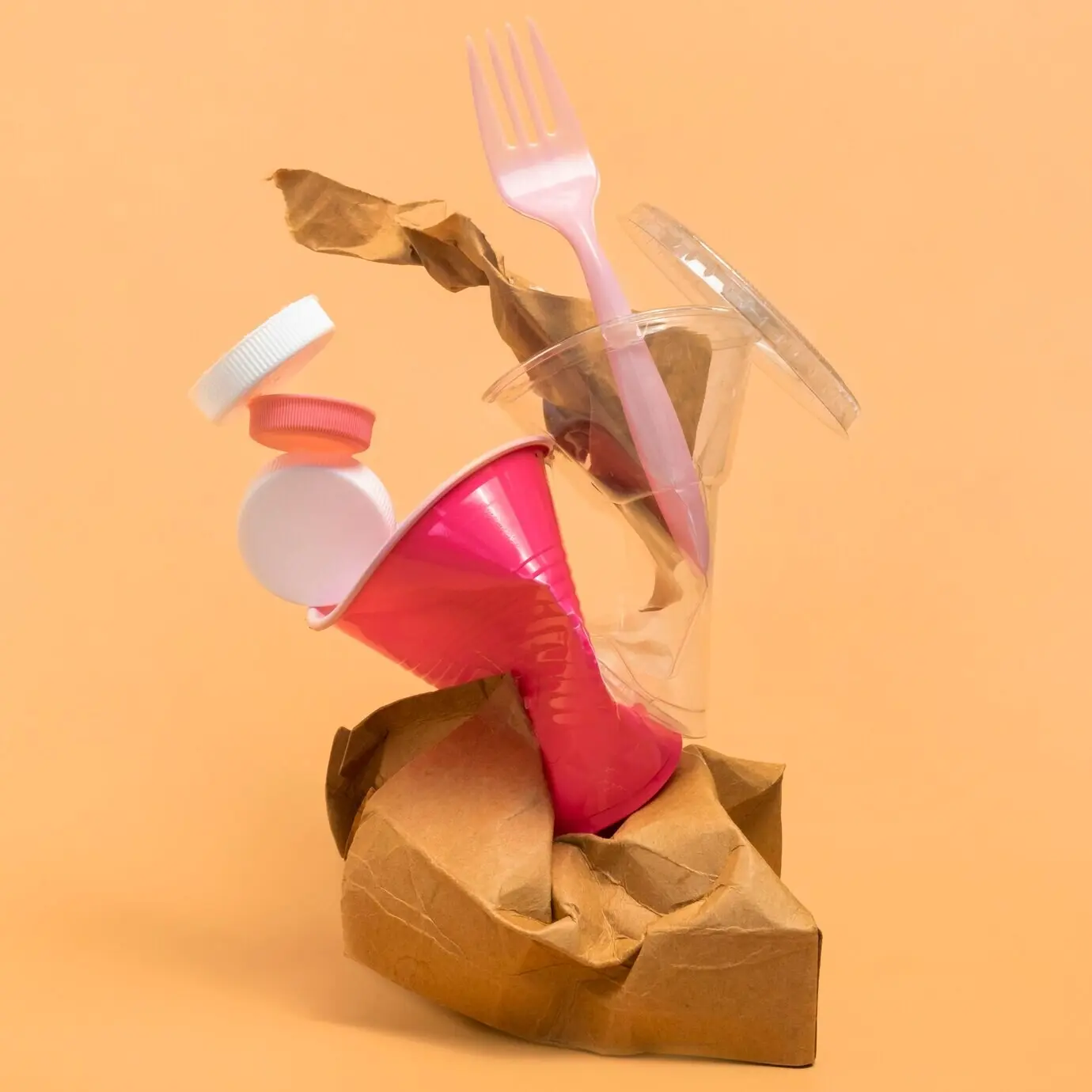 Anordnung von nicht umweltfreundlichen Plastikelementen