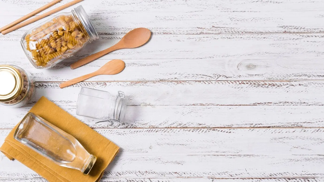 Draufsicht einer Zero-Waste-Anordnung auf Holzhintergrund mit Platz für Text.